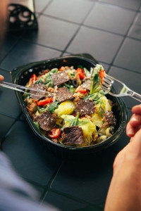 سالاد رست بیف با سس خردل عسل